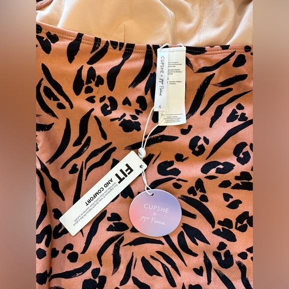 CUPSHE Love Struck Asymmetrical One Piece - Picture 5 of 5